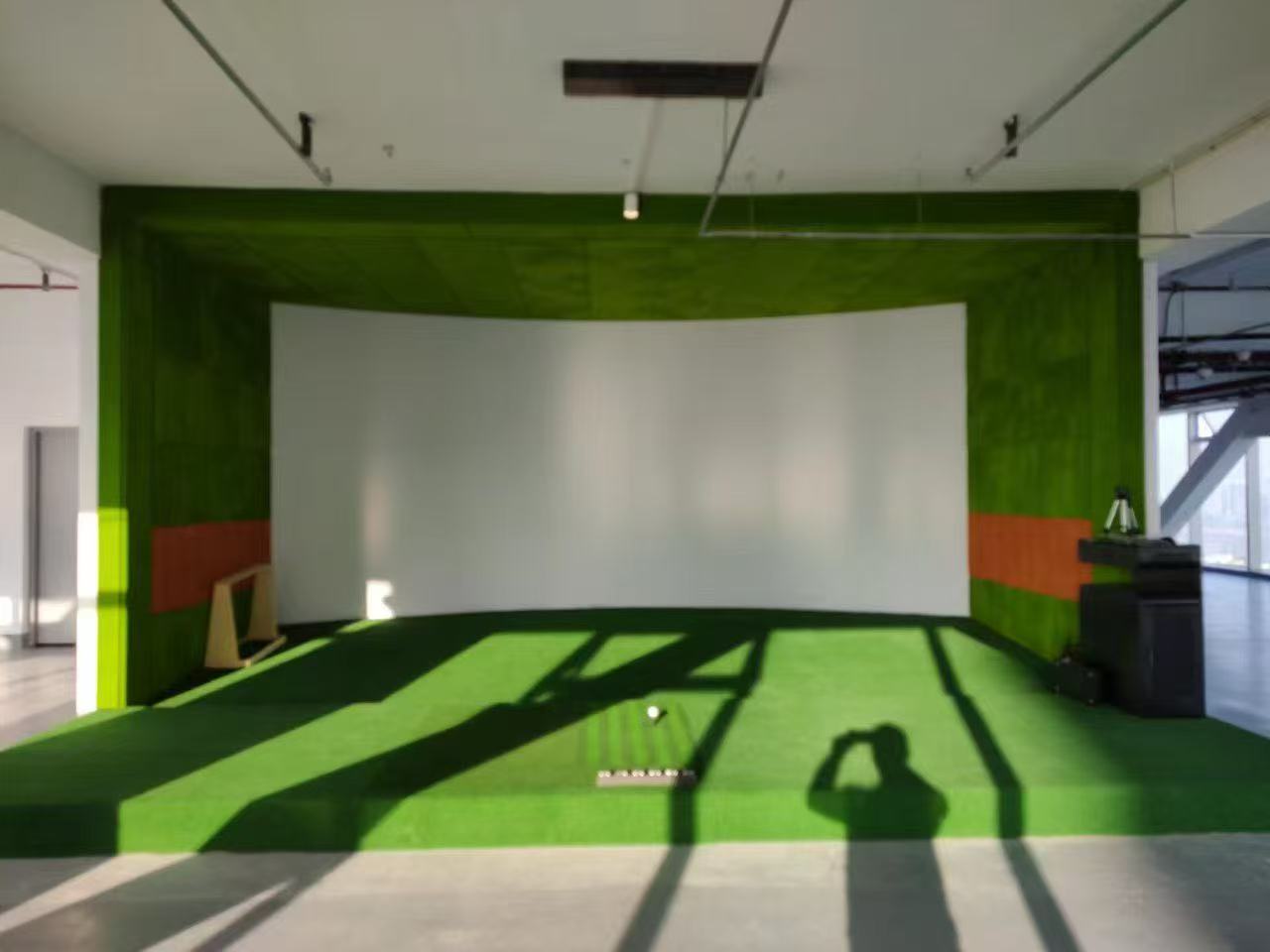 Trasladando el campo de golf al interior: La configuración de simulador soñada por un cliente