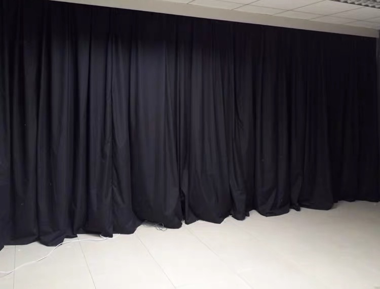 Cortinas opacas de alta gama para golf, imprescindibles para salas de simuladores de golf.