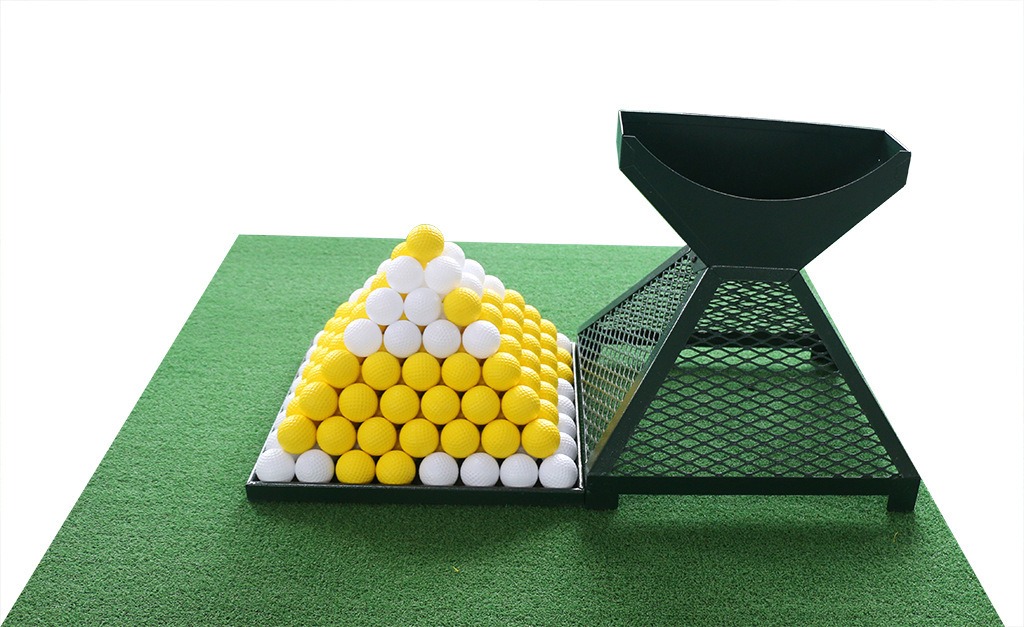 Dispensador de pelotas de golf en forma de pirámide: tu asistente inteligente para practicar.